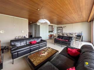 <p><span>Appartement lumineux de 3 chambres avec vue !</span></p><p><span>Cet appartement spacieux et climatisé est situé au</span><span><sup>10ème</sup></span><span> étage d'un immeuble bien entretenu avec ascenseur. La vue sur la ligne d'horizon d'Anvers est tout simplement époustouflante. Vous bénéficierez d'un emplacement central sur la célèbre Fruithoflaan, à proximité des magasins, des restaurants, des écoles, des parcs, des installations sportives, des transports publics et des principales voies d'accès. L'authenticité va de pair avec une atmosphère familiale et est combinée avec le confort contemporain. Une excellente opportunité pour les grandes familles, mais aussi pour ceux qui viennent d'une grande maison et ne veulent pas faire de compromis sur l'espace.</span></p><p><span> </span></p><p><span>Hall d'entrée, toilettes, espace de vie &amp; cuisine :</span></p><p><span>Vous entrez dans cet appartement unique par le hall d'entrée avec porte de sécurité, vidéophone et toilettes séparées avec lave-mains. L'œil est immédiatement attiré par le magnifique parquet, qui a été prolongé dans l'espace de vie. Les grandes fenêtres apportent une abondance de lumière naturelle et attirent l'attention sur les magnifiques vues sur la ville. Tout comme l'air conditionné, les parasols électriques soulagent les journées d'été chaudes et ensoleillées. La cuisine semi-ouverte est merveilleusement intégrée à l'espace de vie et a été récemment équipée d'appareils électroménagers de haute qualité (plaque vitrocéramique, hotte, four, lave-vaisselle, réfrigérateur, congélateur et double évier). Une cuisine ouverte avec îlot est également facile à réaliser.</span></p><p><span> </span></p><p><span>Hall de nuit, salle de bains &amp; salle de douche :</span></p><p><span>Le charmant hall de nuit est rempli d'armoires encastrées et est relié à la salle de bains et aux chambres à coucher. La grande salle de bains avec des carreaux muraux en mosaïque comprend une combinaison baignoire/douche, un double lavabo avec armoire de toilette et un deuxième WC. Cette ligne se poursuit dans la salle d'eau, qui fait également office de buanderie séparée. Vous y trouverez également un lavabo avec armoire de toilette et, bien sûr, une douche.</span></p><p><span> </span></p><p><span>Chambres &amp; terrasses :</span></p><p><span>L'appartement ne compte pas moins de 4 chambres à coucher, idéales pour un logement, une pièce de loisir, un bureau, un atelier,... De plus, les 4 chambres disposent toutes d'armoires encastrées et d'un accès direct à la terrasse. Si vous le souhaitez, les chambres peuvent facilement être fusionnées et la connexion TV de la chambre principale peut être facilement étendue. Avec une grande terrasse SE à l'arrière et une vaste terrasse NW à l'avant, vous pouvez toujours profiter du soleil et de l'ombre en toute tranquillité et intimité, accompagnés de vues féeriques. </span></p><p><span> </span></p><p><span>Place de parking, garage box, garage à vélos &amp; sous-sol :</span></p><p><span>La place de parking souterraine doit être achetée en supplément (€ 20.000). Le garage box est optionnel (€ 27,500). Vous pouvez également utiliser le garage à vélos commun à votre guise. Un sous-sol spacieux est inclus. </span></p><p><span> </span></p><p><span>Atouts supplémentaires :</span></p><p><span>- 116 m² cfr EPC</span></p><p><span>- Climatisation + pompe à chaleur</span></p><p><span>- Pare-soleil électriques</span></p><p><span>- EPC B favorable</span></p><p><span>- Sans amiante</span></p><p><span>- Mobiscore : 9.3/10</span></p><p><span>- Appareils de cuisine récents</span></p><p><span> </span></p>