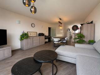 Appartement te koop op de 3de verdieping in Harelbeke met 2 slaapkamers <br />Ontdek dit lichtrijke appartement, gelegen op de derde verdieping in Harelbeke.<br />Bij het betreden van het appartement komt u terecht in de ruime en aangename leefruimte, waar de grote raampartijen zorgen voor veel lichtinval. Aansluitend bevindt zich de volledig uitgeruste keuken met de nodige toestellen. Naast de keuken is er een handige berging, waar ook de verwarmingsketel hangt.<br />Vanuit de leefruimte heeft u toegang tot het zonnige terras, waar u kunt genieten van een prachtig uitzicht.<br />Verder beschikt het appartement over een apart gastentoilet, twee slaapkamers en een badkamer met een douche, lavabo en de aansluiting om een bad te plaatsen. Er is nog een aparte berging voor wasmachine te plaatsen .<br />Als extra troef is er de mogelijkheid om een garage bij te kopen voor € 22.500<br />Bent u op zoek naar een instapklaar appartement met een ruim terras en een mooie ligging in Harelbeke? Neem dan gerust contact op voor een bezoek 0470 11 17 12