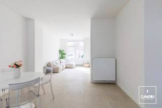 Deze <strong>volledig gerenoveerde</strong> woning met <strong>drie ruime slaapkamers</strong> is gelegen op fietsafstand van het Gentse stadcentrum (2,5km).<br /><br />Via de inkomhal, voorzien van een gastentoilet en toegang tot de ruime kelder, komt u in de <strong>lichtrijke leefruimte </strong>met eetplaats en een volledig voorziene keuken. Via de grote raampartijen is er toegang tot de <strong>gezellige stadstuin</strong>, die via een handig achterdeurtje aansluit op het Fluweelpark. <br />Op de eerste verdieping bevinden zich een ruime slaapkamer en een <strong>stijlvolle badkamer </strong>met ligbad, douche en dubbele wastafel. De tweede verdieping biedt plaats aan nog twee volwaardige, ruime slaapkamers.<br /><br />Deze instapklare woning wordt gekenmerkt door haar <strong>aangename lichtinval</strong>, ruimtelijk gevoel en <strong>hoogwaardige afwerking</strong>. Ook de centrale ligging vormt een extra troef, gemakkelijk bereikbaar zowel met de fiets als met de wagen.<br /><br />Interesse in deze knap gerenoveerde, leuke woning? <strong>Contacteer Gijs</strong> via het contactformulier of <strong>gijs@convas.be</strong>