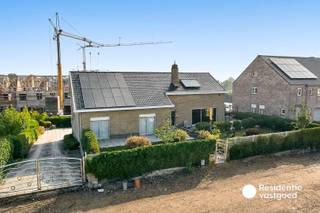 Op amper 350 meter van het strand bevindt zich deze bijzonder ruime villa op een royaal perceel. De woning valt op door haar uitzonderlijk ruime leefruimtes en biedt zowel binnen als buiten volop comfort. Op het gelijkvloers bevinden zich een royale leefruimte met parketvloer, een ruime keuken, veranda, bureau en vier slaapkamers, waarvan één ook perfect als bureau kan worden gebruikt, naast een badkamer. De kelderverdieping biedt een dubbele garage, hobbyruimte, wasberging en verschillende praktische bergruimtes. Ook de ruime zolder biedt heel wat mogelijkheden. Rondom de woning zijn verschillende terrassen aanwezig, waaronder een zonnig zuidgericht terras. Dankzij de zonnepanelen, zonneboiler en gunstige EPC-score geniet u bovendien van een energiezuinige woning op een absolute topligging vlak bij zee.<br />EPC: 173 kWh/m² - UC: 3321803 ~ Vg, Wg, Gvkr, Gvv, Gmo ~ Ref. MI25103