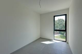 <p><span>Nieuwbouwappartement met twee slaapkamers in Lier</span></p><p><span> </span></p><p><span>In lier, gelegen op het Moederplein 12, bevindt zich dit nieuwbouwappartement met twee slaapkamers en autostaanplaats (inbegrepen in de prijs). Dankzij de goede locatie nabij de ring van Lier zijn zowel winkels, scholen en openbaar vervoer makkelijk bereikbaar. Het station van Lier is op slechts 10 minuten wandelen. Rust en bereikbaarheid komen hier samen. Dankzij het E peil 28, de ventilatie type D, de zonnepanelen en vloerverwarming is dit de ideale opportuniteit voor u. </span></p><p><span> </span></p><p><span>Indeling:</span></p><p><span>Tweede verdieping</span></p><p><span>- Slaapkamer 1</span></p><p><span>- Slaapkamer 2</span></p><p><span>- Badkamer</span></p><p><span>- Wc</span></p><p><span>- Woonkamer en keuken</span></p><p><span>- Terras</span></p><p><span> </span></p><p><span>Kelder</span></p><p><span>- Private berging (inbegrepen in de prijs)</span></p><p><span>- Gemeenschappelijke fietsenstalling</span></p><p><span>- Autostaanplaats (inbegrepen in de prijs)</span></p><p><span> </span></p><p><span>Troeven:</span></p><p><span>- Nieuwbouw</span></p><p><span>- Eerste bewoning</span></p><p><span>- Ruim Terras</span></p><p><span>- Energiezuinig</span></p><p><span>- Ventilatie type D</span></p><p><span> </span></p><p><span>Ben jij geïnteresseerd in dit appartement te huur in Lier, ben je op zoek naar ander vastgoed of wens je de waarde van jouw eigendom te kennen? Dan ben je bij BOLT immo aan het juiste adres! Wij helpen jou graag verder.</span><span> </span></p><p><span> </span></p>