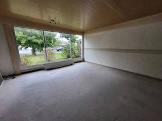<p>Ruime te renoveren half open woning te koop in Knokke-Heist.<br /><br />Deze ruime te renoveren half open woning bevindt zich in een rustige residentiële buurt waar de afgelopen jaren heel wat panden een grondige upgrade kregen. De woning beschikt over 3 slaapkamers, een inpandige garage en een mooie oppervlakte als tuin.</p>
<p>Deze woning wordt u aangeboden in samenwerking met het biedplatform van COVAST. <br />Indien u belangstelling heeft om een bod uit te brengen kan dit enkel via ALBERT Vastgoed.<br />Wanneer uw bod weerhouden wordt door de verkoper zal u als koper eveneens instaan voor de betaling van het honorarium aan COVAST. Het honorarium bedraagt 4,50% inc. BTW bovenop de geboden prijs. Alle wettelijke opzoekingen kunt u bekomen na contactname met Albert Vastgoed.<br /><br />Bent u op zoek naar een te renoveren woonst te Knokke-Heist, neem dan voor meer inlichtingen of een bezoek op afspraak contact op met Dominique Baes, ALBERT, op 0498/12.82.20 of via dominique.baes@albert.immo</p>