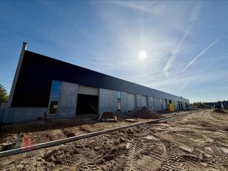 <strong>Nieuwbouw KMO-unit</strong> met een oppervlakte van <strong>288 m²</strong> te koop op de nieuwe bedrijvenzone "<strong>STADSBEEMD</strong>". Grotere oppervlaktes zijn eveneens mogelijk.<br /><br />Strategisch gelegen nabij de bedrijvige Staatsbaan met een vlotte verbinding naar de E314 en het Klaverblad te Lummen.<br /><br />De hoogkwalitatieve magazijnruimte (brandklasse C) met een<strong> vrije hoogte van 6 m</strong> is toegankelijk via een<strong> automatische sectionale poort</strong> (4,5 m H x 4  m B) en beschikt over een afzonderlijke toegangsdeur. De unit is volledig geïsoleerd en afgewerkt met een polybetonvloer met een draagkracht van <strong>1 t/m²</strong>. Verder is de ruimte uitgerust met een lichtstraat met rookluik.<br /><br />Tevens aanwezigheid van<strong> 2 privatieve parkeerplaatsen</strong> en de mogelijkheid tot het plaatsen van een tussenvloer. Voorziene oplevering <strong>05/2026</strong>. Ruime parkeer- en manoeuvreerruimte op de site.<br /><br />Contacteer <strong>PANORAMA B2B</strong> voor bijkomende inlichtingen, plannen of een vrijblijvend plaatsbezoek <strong>0474 17 17 15.</strong>