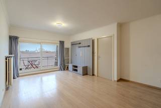 Het appartement is gelegen vlakbij invalswegen en geniet dus van een vlotte bereikbaarheid, zowel met de wagen als het openbaar vervoer.Pluspunten:-...