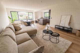 Totaalrenovatie 2026. Recent volledig gerenoveerd appartement met 2 slaapkamers, terras en garage in een rustige omgeving te Mortsel<br /><br />In een rustige en aangename woonomgeving te Mortsel bevindt zich dit recent en hoogwaardig gerenoveerde appartement met twee ruime slaapkamers. Dankzij de kwalitatieve afwerking, energiezuinige voorzieningen en praktische indeling is dit de ideale woonst voor eigen bewoning of een interessante investering.<br /><br />Het appartement maakt deel uit van een kleinschalig gebouw met slechts vier appartementen, dat in 2026 een totaalrenovatie onderging. Bij het betreden van het appartement komt u terecht in de inkomhal met apart gastentoilet. De ruime en lichtrijke leefruimte sluit naadloos aan op de open, volledig geïnstalleerde keuken, uitgerust met een kookeiland, inductiekookplaat met geïntegreerde dampkap, vaatwasser, afzonderlijke koelkast en diepvriezer, en ruime opbergmogelijkheden. Aansluitend bevindt zich een praktische berging met aansluitingen voor wasmachine en droogkast.<br /><br />Verder beschikt het appartement over twee volwaardige slaapkamers, een moderne badkamer met inloopdouche en een gezellig terras waar u in alle rust kan genieten.<br />Ook op technisch vlak werd niets aan het toeval overgelaten. Het gebouw werd energetisch volledig geoptimaliseerd met gevelisolatie, nieuwe hoogrendementsbeglazing en een geïsoleerd plat dak. <br /><br />De elektriciteitsinstallatie is volledig conform en ook alle leidingen voor verwarming en gas werden vernieuwd.<br />Achteraan het gebouw bevindt zich een ruime garagebox, bereikbaar via de zijkant van het pand. Deze garage dient verplicht mee aangekocht te worden voor € 25.000.<br /><br />Een instapklaar appartement waar comfort, energiezuinigheid en een rustige ligging perfect samenkomen.<br /><br />
