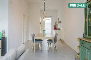 INDELING: Gelijkvloers: - inkomhal met gastentoilet- lichtrijke ruime leefruimte met volledig ingerichte open keuken- praktische bergruimte - tuin...
