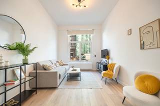 <p>Wonen in het hippe Boho</p><p> </p><p>Op de grens van Zurenborg en BOHO ligt een prachtig kleinschalig gebouw met een authentieke gevel. Dichtbij het stadscentrum, maar toch aangenaam en rustig wonen.</p><p>Je wandelt zo naar de Dageraadplaats voor een koffietje of een aperitief, maar ook het Moorkensplein en het Zuid zijn niet veraf.</p><p>Wie Antwerpen een beetje kent, weet dat deze buurt al jaren rustig haar eigen charme heeft opgebouwd.</p><p> </p><p>De ligging is centraal, op fietsafstand van het centrum en het Centraal Station. Invalswegen en de ring zijn binnen handbereik, net als de vele winkels en supermarkten.</p><p> </p><p>In dit kleinschalige gebouw bevindt zich op de gelijkvloerse verdieping een verzorgd éénslaapkamerappartement dat recent werd gerenoveerd.</p><p> </p><p>• 58 m² woonoppervlakte met praktische indeling</p><p>• Volledig gerenoveerd met moderne en kwalitatieve materialen</p><p>• Lichtrijke leefruimte met open keuken en stadskoer</p><p>• 1 slaapkamer met ensuite badkamer</p><p>• Kelderberging aanwezig</p><p> </p><p>Het appartement heeft een lichte leefruimte met hoge plafonds en aansluitend een open keuken. Grote ramen, mooie materialen, en een praktisch ingerichte leefruimte.</p><p> </p><p>De open keuken is modern afgewerkt en uitgerust met alle toestellen. Voldoende werkruimte, praktische opbergkasten en alles binnen handbereik. Een keuken waar koken en gezellig samenzijn moeiteloos samenkomen. Als kers op de taart is er een gezellige koer aan de keuken.</p><p> </p><p>Achteraan het appartement ligt de ruime en rustig gelegen slaapkamer. Aansluitend bevindt zich de badkamer met een mooie inloopdouche en een strak wastafelmeubel. Praktisch ingericht en netjes afgewerkt.</p><p> </p><p>Daarnaast is er nog een kelderberging voorzien, handig voor fietsen, koffers of alles wat je liever niet in de woonkamer bewaart.</p><p> </p><p>Ontdek het zelf en plan je bezoek via www.sinjoor.be of 03 283 05 00</p>