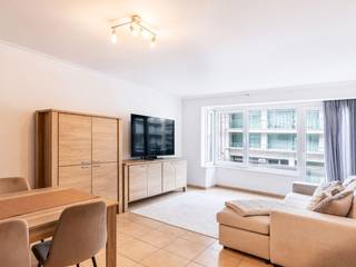 Appartement met twee volwaardige slaapkamers te koop in de residentie Oostbank, gelegen op de Albert I Laan te Oostduinkerke-Bad. Deze residentie geniet van een uiterst centrale ligging: vlakbij zee, het commercieel centrum en de tramhalte voor de deur.<br /><br />Het pand bevindt zich op de eerste verdieping en werd reeds grotendeels gerenoveerd. De ramen werden vervangen, de keuken werd recent gerenoveerd en is voorzien van alle nodige elektrische toestellen, de vloeren werden vernieuwd. <br /><br />Het pand werd als volgt ingedeeld: inkomhal | ruime leefruimte met open keuken, volledig uitgeruste keuken | badkamer met douche en lavabo in meubel | afzonderlijk toilet | eerste ruime slaapkamer | tweede ruime slaapkamer uitgevend op zonnig terras met buitenberging aan de achterkant.<br /><br />Privatieve kelder inbegrepen in de prijs, gemeenschappelijke fietsenberging aanwezig! <br /><br />De voorgevel van de residentie werd recent gerenoveerd, een serieuze meerwaarde voor dit pand.<br /><br />Op zoek naar een instapklaar, centraal gelegen appartement te Oostduinkerke? Neem snel contact met ons op!