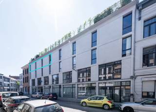 <p><strong>Loft met 2 slaapkamers en mega terras in Zurenborg</strong></p>
<p>Welkom in het bruisende hart van Zurenborg, waar karakter en comfort samenkomen in deze unieke loft op de derde verdieping van een voormalig pakhuis. Zurenborg maakt plaats voor unieke bezienswaardigheden, prachtige architecturale wandelingen en openbaar vervoer op wandelafstand.</p>
<p>Originele elementen zoals de goederenlift, de zichtbare balkenstructuur en het ruwe beton geven deze woning een industriële charme met een warme, moderne twist.</p>
<p>De leefruimte, eetruimte en de indrukwekkend ruime keuken vormen één open geheel, met overvloedig daglicht dankzij de hoge plafonds en royale raampartijen. De XXL keuken vormt het kloppend hart van het appartement en is uitgerust met alle hedendaagse toestellen. Achter de keuken schuilt een uitzonderlijk grote bergruimte.</p>
<p>Verder beschikt de loft over twee volwaardige slaapkamers en een stijlvolle badkamer met zowel een ligbad als een douche en een dubbele wastafel.</p>
<p>Aan de leefruimte grenst een riant ZW-terras waar je in alle rust van de zon kunt genieten.</p>
<p>In de kelder bevinden zich twee privatieve bergingen die inbegrepen zijn in de prijs. <br />Er is een cascade-parkeerplaats te koop aan €65.000.</p>
<p>Handig voor de citylover, er is tevens een aparte fietsenberging voorzien.</p>
<p>Doorheen het appartement vinden we inbouwkasten terug, alsook verlichting op maat van het appartement.<br /><br />De boiler en de vaatwas werd recent vernieuwd!</p>
<p>Een zeldzame kans om te wonen in een loft met karakter, comfort en een topligging in Antwerpen. <br />Contacteer LISTED voor een bezoek: +32 3 283 51 51.</p>