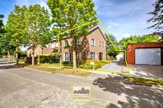 <p><span><span>Alweer VERKOCHT op 1e BEZOEKDAG. Contacteer RANDY REMUE 0479/ 99. 99. 90 als u ook op 1 DAG wil verkopen.</span></span></p><p>"ABSOLUTE TOPPER" - Afspraak ENIGE BEZOEKDAG ENKEL telefonisch via Randy Remue op 0479/ 99. 99. 90, meer info via Facebook "remuerandy" - LIKE de pagina en blijf op de hoogte van alle nieuwe woningen. De stukken van de woning zijn te consulteren op www.immo-zone.be. Deze charmante woning is gelegen in de Kristoffel Plantijnstraat 4 te Kortrijk. Indeling: Via de inkomhal komen we in de woning terecht. De hal biedt toegang tot de leefruimte en de verdieping. De gezellige leefruimte geniet dankzij de grote raampartijen van een aangename lichtinval. De zithoek sluit mooi aan bij de eetplaats, waardoor een warme en huiselijke sfeer ontstaat. De aanwezige haard vormt een extra sfeervol element in de woonkamer. Aansluitend bevindt zich de keuken, die praktisch is ingericht en voorzien is van voldoende kastruimte en werkoppervlak. Vanuit de keuken is er zicht en toegang richting de tuin. Aansluitend is er een handige bergruimte. Op de verdieping bevinden zich de 3 slaapkamers en de badkamer met ligbad, wastafel en toilet.<br />De ruime zolder biedt heel wat bergruimte en mogelijkheden. Achteraan beschikt de woning over een aangename tuin met groen karakter. Deze woning is een ABSOLUTE TOPPER voor gezinnen, starters en investeerders. Gelegen vlakbij winkels, scholen, openbaar vervoer en op 1 km van de autosnelweg. P-score: B / G-score: A. <br />VOOR ZEER SNELLE BESLISSERS!!<br />IMMO ZONE RHODELAND RANDY REMUE - 0479 /99. 99. 90</p>