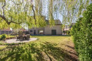 Interessante degelijke gezinswoning met veel mogelijkheden en welgelegen op slechts 1.300 meter van het dorpsplein van Sinaai.Deze woning heeft een...