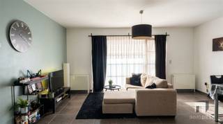 <p><span>Gezellig gelijkvloers appartement (63 m²) met zonnig terras in Schaffen.</span></p><p><span>Dit appartement in de Kerkstraat (Schaffen), biedt u heel wat comfort.</span></p><p><span> </span></p><p><span>Indeling:</span></p><p><span>- Aangename leefruimte met open keuken </span></p><p><span>- Keuken voorzien van toestellen (vaatwasser, keramische kookplaat, combi-oven)</span></p><p><span>- Zonnig terras aan achterzijde (aansluitend op de living)</span></p><p><span>- Badkamer met lavabomeubel en bad-douchecombinatie</span></p><p><span>- Berging</span></p><p><span>- Apart toilet</span></p><p><span>- Twee slaapkamers</span></p><p><span> </span></p><p><span>Ondergronds: </span></p><p><span>- Privé-parkeerplaats (nr. 2)</span></p><p><span>- Afsluitbare berging (nr. 2)</span></p><p><span>Achteraan het gebouw mag u een extra staanplaats gebruiken.</span></p><p><span> </span></p><p><span>Ontdek hier de troeven:</span></p><p><span>- Gunstige ligging: gelegen in het centrum van Schaffen (Spar, bakker, apotheek) </span></p><p><span>- Op wandelafstand van scholen en openbaar vervoer</span></p><p><span>- Vlotte verbinding naar belangrijke invalswegen</span></p><p><span>- 2 slaapkamers</span></p><p><span>- Zuid-Westgericht terras</span></p><p><span>- lage gemeenschappelijke kosten</span></p><p><span> </span></p><p><span>Comfort:</span></p><p><span>- Terras aansluitend aan de leefruimte</span></p><p><span>- Handige berging in het appartement</span></p><p><span>- Ondergrondse parkeerplaats </span></p><p><span>- Kelderberging</span></p><p><span> </span></p><p><span>Bouwtechnisch:</span></p><p><span>- Praktische indeling met open leefruimte</span></p><p><span>- 2 slaapkamers</span></p><p><span> </span></p><p><span>Energetisch:</span></p><p><span>- Energiezuinig (EPC C u heeft geen renovatieplicht)</span></p><p><span>- Zonnepanelen met certificatenopbrengst van 450 Euro/1.000kWh (tot 2029)</span></p><p><span>- Keuring elektriciteit is conform tot 2034</span></p><p><span> </span></p><p><span>Dit appartement is de ideale woonst voor wie op zoek is naar een ruim, praktisch en energiezuinig appartement in een rustige omgeving.</span></p><p><span>Het appartement wordt momenteel verhuurd aan interessante voorwaarden. Opzeg voor eigen bewoning is mogelijk.</span></p><p><span>Uiteraard ook ideaal als investering (onmiddellijk rendement).</span></p><p><span> </span></p><p><span>Interesse? Plan een bezoek in! Bel Immo Diest op het nr. +32 13 31 25 22.</span></p><p><span>Bron bewoonbare oppervlakte: EPC</span></p>