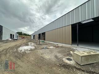 Nieuwbouw <strong>KMO-unit van 249 m²</strong> met <strong>130 m² kantoorruimte</strong> te koop en 4 privatieve parkeerplaatsen.<br />De loods maakt deel uit van <strong>“Apollo”</strong>, een gloednieuw KMO-project bestaande uit diverse multifunctionele units vanaf 175 m² tot 2.500 m² , waaronder enkele met kantoorverdieping. Deze ontwikkeling ligt op <strong>minder dan 2 km</strong> van het op- en afrittencomplex van de <strong>E17 te Waregem</strong> – een absolute <strong>toplocatie</strong> voor ondernemers die belang hechten aan bereikbaarheid in een bedrijvige regio.<br /><br />De<strong> casco magazijnruimtes </strong>(brandklasse C) zijn opgebouwd uit een duurzame staalstructuur met geïsoleerde sandwichpanelen met afwerkingspaneel. Ze beschikken over een <strong>vrije hoogte van 6 meter</strong>, wat zorgt voor een optimaal gebruik van de ruimte. Elke unit is standaard uitgerust met een <strong>automatische sectionale poort</strong> (4 m B x 4,2 m H) met aparte toegangsdeur en bovenlicht, een lichtstraat met geïntegreerde RWA-koepel en een slijtvaste <strong>polybetonvloer </strong>(1T/m²). Tevens beschikt elke unit over een individuele regenwaterput van 15.000L.<br /><br />De <strong>casco kantoorruimte</strong> is gelegen op de <strong>1ste verdieping</strong> en is voorzien van een gemeenschappelijke<strong> trappenhal met lift</strong>. De grote raampartijen zorgen voor veel <strong>natuurlijk lichtinval</strong> en zorgen voor een aangenaam werkklimaat.<br /><br />Per unit zijn <strong>minstens twee privatieve parkeerplaatsen voorzien</strong> (niet inbegrepen in de verkoopprijs). De loodsen zijn ideaal voor uiteenlopende doeleinden zoals atelier, opslag en distributie in combinatie met kantoor/showroom.<br /><br />De middelenverbintenis met betrekking tot de oplevering van blok 1 is gepland voor het <strong>vierde kwartaal van 2026</strong>. Grijp nu je kans en investeer in een toekomstgerichte werkomgeving op een toplocatie!<br /><br /><span><span>Contacteer <strong>PANORAMA B2B</strong> voor bijkomende (technische) inlichtingen, plannen of een vrijblijvend <strong>plaatsbezoek 056 222 256.</strong></span></span>