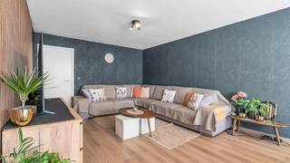 <p><span>Ontdek dit gezellige gelijkvloersappartement op de grens van Lanaken en Maastricht, waar een vernieuwde keuken, vernieuwde badkamer en gemoderniseerde leefruimte zorgen voor een frisse, eigentijdse uitstraling. Met twee ruime slaapkamers en een privatieve garage biedt het appartement een fijne combinatie van comfort en praktisch woonplezier. Winkels en dagelijkse voorzieningen bevinden zich in de directe omgeving, terwijl hartje Maastricht op fietsafstand ligt. Ook natuurliefhebbers komen hier aan hun trekken: op slechts 500 meter liggen de oevers van de Maas, met mooie fiets- en wandelmogelijkheden in de buurt.<br /><br /></span></p>
<p><span>Via de inkomhal bereikt u de verschillende vertrekken van het appartement. De ruime, gemoderniseerde leefruimte vormt het gezellige hart van de woning. Hier is voldoende plaats voor een comfortabele zithoek en een volwaardige eetruimte, ideaal om tot rust te komen of vrienden en familie te ontvangen. De aansluitende, vernieuwde keuken geeft het geheel een hedendaagse uitstraling en maakt het dagelijkse wooncomfort compleet.<br /><br /></span></p>
<p><span>Het appartement beschikt over twee ruime slaapkamers met een aangename lichtinval. Of u nu een extra slaapkamer, een thuiskantoor of een hobbyruimte zoekt: de tweede kamer biedt verschillende mogelijkheden. Ook de badkamer werd vernieuwd, waardoor u hier geniet van een frisse afwerking.<br /><br /></span></p>
<p><span>Een belangrijke extra troef is de privatieve garage. Naast een eigen parkeerplaats biedt deze ruimte voor fietsen, gereedschap en andere spullen. Een praktische meerwaarde op deze locatie, vlak bij Maastricht.<br /><br /></span></p>
<p><span>Met een bewoonbare oppervlakte van 79 m² en alle vertrekken op het gelijkvloers is dit appartement een aantrekkelijke keuze voor wie comfortabel wil wonen met zowel de stad als de natuur dichtbij.<br /><br /><br />Ook voor investeerders is dit appartement een interessante opportuniteit: het is momenteel verhuurd voor € 995 per maand en genereert dus al huurinkomsten.<br /><br /></span></p>
<p><span>Wilt u zelf de vernieuwde ruimtes en de gunstige ligging ontdekken? Contacteer ImmoFusion en plan uw bezichtiging!<br /><br /></span></p>
<p><span>Bij ImmoFusion 7/7 “open huis”: klik op onze 3D-tour en ervaar het appartement alsof u er zelf doorloopt.<br /><br /></span></p>
<p><span>PLUSPUNTEN:</span></p>
<ul>
<li><span>Vernieuwde keuken en badkamer</span></li>
<li><span>Gemoderniseerde, ruime leefruimte</span></li>
<li><span>Twee ruime slaapkamers</span></li>
<li><span>Privatieve garage met extra opbergruimte</span></li>
<li><span>Bewoonbare oppervlakte van 79 m²</span></li>
<li><span>Volledig gelijkvloers</span></li>
<li><span>Op fietsafstand van hartje Maastricht</span></li>
<li><span>Nabij de Maas en mooie fiets- en wandelroutes</span></li>
<li><span>Dagelijkse voorzieningen in de directe omgeving</span></li>
</ul>
<p><span><br />EXTRA:</span></p>
<ul>
<li><span>Kadastraal inkomen: € 862</span></li>
<li><span>Verwarming: elektrisch</span></li>
<li><span>Ramen: PVC met dubbele beglazing</span></li>
<li><span>EPC: F (renovatieplichtig) </span></li>
</ul>
<p></p>
