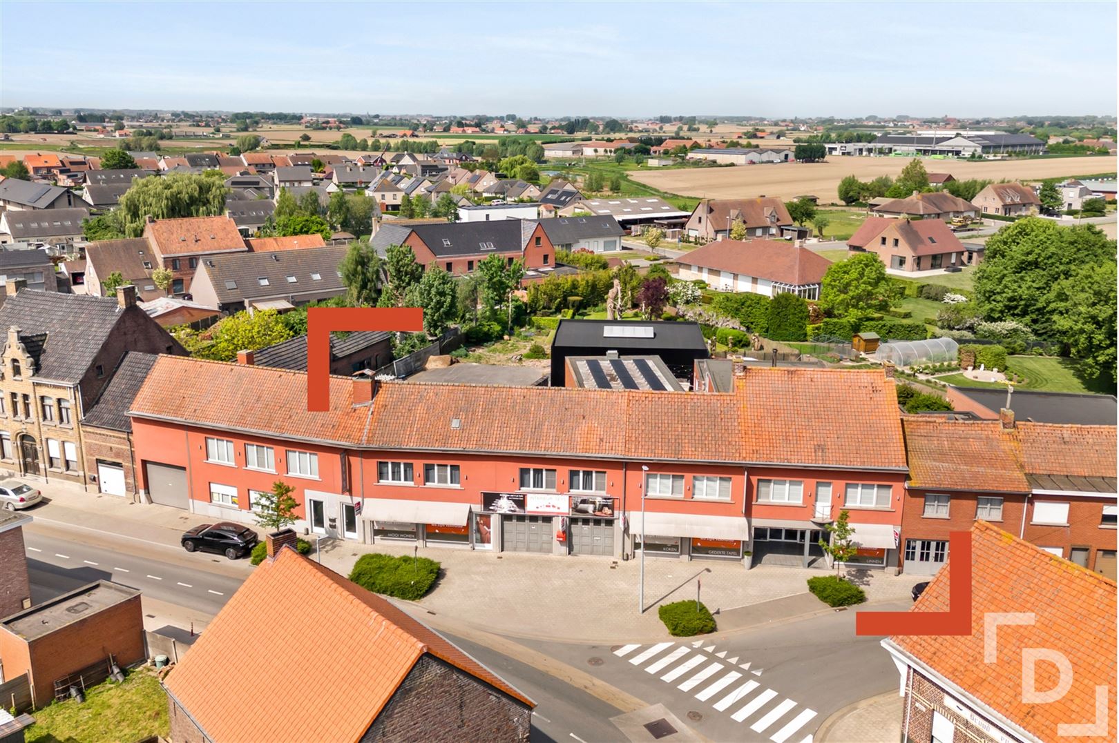 Ruime handelszaak met woonst &amp; verhuurd appartement te koop in Poelkapelle. - foto 1