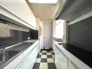 Bent u opzoek naar een betaalbare woning - Deze charmante starterswoning is perfect voor starters of investeerders.Indeling Gelijkvloers Voorplaats...