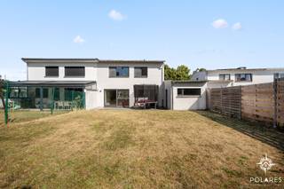 ** Bezoekdag woensdag 2 en 3 september - Boek uw bezoek via www.polares.eu **<br /><br />Welkom in deze energiezuinige (EPC A!), lichtrijke en praktische woning met 3 slaapkamers, een ruime garage en een aangename tuin, rustig gelegen in een fijne woonwijk in Heverlee.<br /><br />Via de ruime inkomhal met gastentoilet en trap bereik je zowel de keuken als de woonkamer. De ruime woonkamer met grote raampartijen geniet van veel natuurlijk licht en biedt een mooi zicht op zowel het rustige pleintje voor de woning als de eigen achtertuin met terras.<br /><br />Ook vanuit de keuken kijk je uit op de tuin. Ideaal voor gezinnen: terwijl je aan het koken bent, hou je de kinderen gemakkelijk in het oog wanneer ze buiten spelen.<br /><br />Een absolute troef is de zeer ruime en praktische garage. Naast plaats voor een grote wagen is er nog meer dan voldoende ruimte voor fietsen, extra opslag of hobbyspullen.<br /><br />Op de eerste verdieping bevinden zich 3 slaapkamers en een badkamer, uitgerust met douche, ligbad, toilet en dubbele wastafel. Daarnaast is er een aparte, praktische wasruimte.<br /><br />De combinatie van ruimte, licht, een aangename tuin en een rustige ligging in Heverlee maakt deze woning tot een fijne thuis voor wie comfortabel wil wonen met alles binnen handbereik.<br /><br />Benieuwd naar deze woning? Plan je bezoek eenvoudig in via www.polares.eu en ontdek ze zelf!