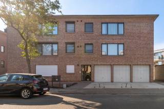 Dit charmant appartement is gelegen in een rustige en groene straat in Borsbeek, dichtbij scholen, winkels en openbaar vervoer. Het gebouw werd gebouwd in 1991 en beschikt over een praktische indeling met twee ruime slaapkamers. <br /><br />Via de hal komt u binnen in de ruime leefruimte met veel natuurlijke lichtinval. De open verbinding met de keuken zorgt voor een vlotte doorstroming en een gezellig geheel. Vanuit de hal heeft u ook toegang tot de twee slaapkamers en de badkamer, uitgerust met een bad met douche en een aansluiting voor uw wasmachine.<br /><br />Het appartement beschikt tevens over een terras en een garagebox. Deze is inbegrepen in de prijs. <br /><br />Pluspunten<br />+ Rustige en groene ligging <br />+ Ruime leefruimte met veel natuurlijke lichtinval<br />+ 2 ruime slaapkamers<br />+ Garagebox inbegrepen in de prijs<br />+ Lage vaste kosten (€75 per maand)<br />+ Private gelijkvloers berging aanwezig<br />+ Deels te renoveren<br /><br />Interesse? Neem gerust contact op met VB Vastgoed via 03 337 50 70 of via info@vbvastgoed.be.