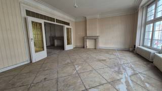 Zeer ruim totaal te renoveren duplex appartementGelegen op de 4de en 5de verdieping van een karaktervol gebouw met 5 eenheden, nabij het Astridplein...