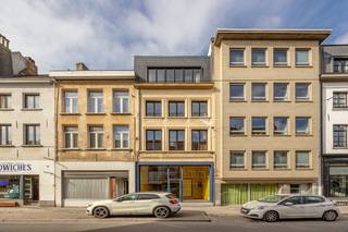 Bekijk alvast de videotour, het grondplan, EPC, asbestattest en de elektrische keuring via de Wellimmo-site: 'documenten'<br /><br />Op zoek naar een veelzijdig opbrengsteigendom op toplocatie in Antwerpen? Dit karaktervolle pand, van maar liefst 202m², combineert een commerciële ruimte met erboven een volwaardige woonentiteit en biedt tal van mogelijkheden voor eigen gebruik of als investering. Momenteel vrij van huur. Gelegen langs de Minderbroedersrui geniet het handelsgelijkvloers van uitstekende visibiliteit dankzij de brede etalage – een absolute troef voor elke commerciële activiteit. De ruimte wordt aangevuld met een mezzanine en een verwarmde kelder/archiefruimte, wat zorgt voor extra flexibiliteit in gebruik.<br /><br />Bovenliggend bevindt zich een ruime woonentiteit, bereikbaar via een aparte ingang langs de Grote Goddaard 19. Deze indeling garandeert een duidelijke scheiding tussen wonen en werken, en opent de deur naar verschillende invullingen: eigen bewoning, verhuur of een combinatie van beide.<br /><br />De lichtrijke woonvertrekken strekken zich uit over meerdere verdiepingen en omvat een ruime leefruimte met een open ingerichte keuken, tot 4 slaapkamers (mits verdere opdeling), en een ingerichtebadkamer. Bovendien is de woning bijzonder energiezuinig met een EPC-score van slechts 109 kWh/m²/jaar (label B) – een belangrijke troef voor de toekomst.<br /><br />Een absolute blikvanger is het ruime 'dakterras' met indrukwekkend panoramisch zicht over de stad, inclusief zichten op onder meer de Onze-Lieve-Vrouwekathedraal en andere iconische landmarks. Dit type buitenruimte is zeldzaam in het historisch centrum en biedt een unieke beleving. Het terras werd mmt niet opgenomen in een stedenbouwkundige vergunning, al is er momenteel geen bouwovertreding vastgesteld. Een regularisatieaanvraag behoort tot de mogelijkheden voor de toekomstige eigenaar...<br /><br />Dankzij de A-ligging in het historisch centrum, de duidelijke functionele opdeling en het aanzienlijke potentieel is dit eigendom uitermate geschikt voor wie op zoek is naar een rendabele investering of een combinatie van wonen en ondernemen.<br /><br />Voor meer info: 03/225 00 68 of info@wellimmo.net