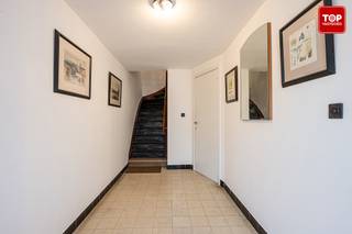 Dit ruim appartement maakt deel uit van een kleinschalige residentie met slechts twee appartementen en is uitstekend gelegen op fietsafstand van het centrum van Gent.<br /><br />Scholen, winkels en openbaar vervoer bevinden zich vlakbij.<br /><br />Het appartement beschikt over een ruime en lichtrijke leefruimte, een aparte keuken, een praktische berging, twee volwaardige slaapkamers en een badkamer.<br /><br />De absolute troeven zijn de privatieve tuin en de garage, die zorgen voor extra comfort en buitenruimte.<br /><br />Bovendien geniet u dankzij de kleinschaligheid van een rustige woonomgeving met slechts één mede-eigenaar.<br /><br />Een ideale woonst voor wie op zoek is naar ruimte, een tuin, een garage en een gunstige ligging nabij Gent.<br /><br />Bel Top Vastgoed voor een bezoek op 0475 700 700.
