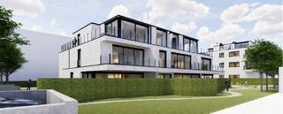 Gelijkvloers twee slaapkamer zuidelijk geörienteerd appartement met ruim terras (17 m²), bijkopen ondergrondse gesloten garagebox mogelijk.<br />Gemeenschappelijke fietsenbergingen aanwezig.