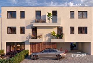 Prachtig nieuwbouwcomplex<br /><br />In de Albrecht Rodenbachlaan 8 te De Haan verrijst een exclusief en kleinschalig nieuwbouwproject bestaande uit slechts vijf stijlvolle appartementen en vijf privatieve staanplaatsen. Dankzij de uitstekende ligging bevindt u zich op wandelafstand van zowel het bruisende centrum als de zeedijk.<br /><br />Het gebouw krijgt een hedendaagse architectuur en wordt afgewerkt met hoogwaardige materialen, waarbij comfort, duurzaamheid en kwaliteit centraal staan.<br /><br />De 5 appartementen bestaan steeds uit een openkeuken die doorloopt op de eetplaats en living, 2 slaapkamers, badkamer en apart toilet. Het gelijkvloers geniet van een privatieve tuin terwijl de andere appartementen genieten van een zonneterras vooraan en achteraan. <br /><br />Daarnaast is bij elk appartement een privatieve staanplaats inbegrepen en kunnen bewoners gebruikmaken van een gemeenschappelijke fietsenberging.<br /><br />Bent u op zoek naar een comfortabele woning, een tweede verblijf aan zee of een interessante investering? Neem dan vrijblijvend contact op met Victor via victor@immofrancois.be of telefonisch op +32 470 64 60 28 voor meer informatie.<br /><br />Troeven<br /><br /><ul><li>Rustige ligging <br /><br /></li><li>Op wandelafstand van het centrum en zeedijk<br /><br /></li><li>Uitstekend EPC<br /><br /></li><li>Nieuwbouw</li></ul>
