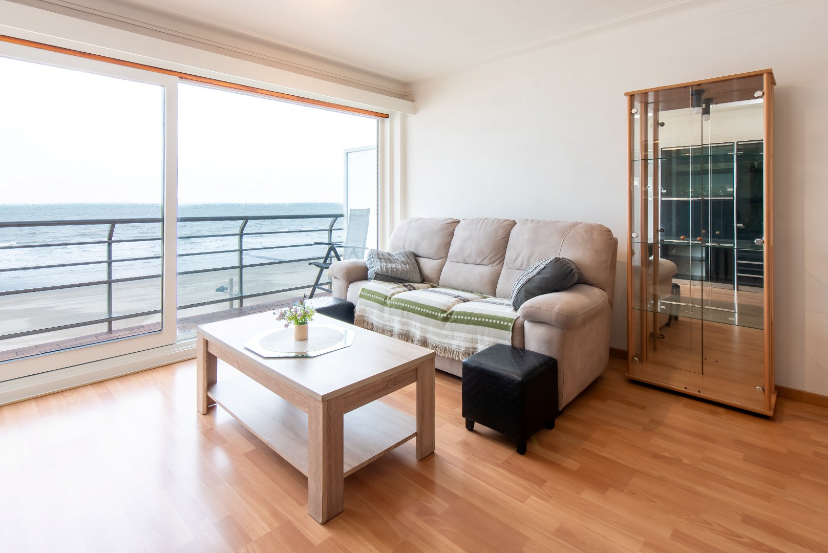 Ruime studio op de Zeedijk van Middelkerke op de vierde verdieping met aparte slaaphoek - foto 5