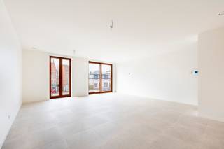 Dit recente 2-slaapkamerappartement is gelegen op de eerste verdieping en biedt een aangename, lichtrijke leefruimte met open, volledig geïnstalleerde, keuken. Aansluitend is er een mooi terras waar het fijn vertoeven is. Verder beschikt het appartement over een badkamer met inloopdouche en dubbele lavabo, een praktische berging en een apart toilet.<br /><br />Het appartement is energiezuinig (BEN) en uitgerust met individuele zonnepanelen, een geothermische warmtepomp, vloerverwarming en vloerkoeling, wat zorgt voor een hoog wooncomfort en een laag energieverbruik.<br /><br />In de ondergrondse verdieping is er een private berging. Daarnaast horen twee parkeerplaatsen onder de carport bij het appartement, met mogelijkheid tot aansluiting van een laadpaal. Ook een fietsenberging en vuilnisruimte zijn voorzien.<br /><br />Extra troeven: <br />- volledig geschilderd <br />- verlichting en gordijnen voorzien<br />- lift aanwezig<br />- mogelijkheid tot een laadpaal<br /><br />*€100 gemeenschappelijke kosten per maand<br /><br />Een comfortabel en duurzaam appartement op een centrale locatie in Mariaburg-Brasschaat.<br /><br />Interesse? info@neonvastgoed.be of 03/336.88.88