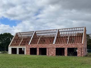 Wonen in Langemark-Poelkapelle betekent genieten van rust, natuur en een rijk verleden, midden in West-Vlaanderen. De landelijke omgeving, mooie wandel- en fietsroutes en de vlotte verbinding met Ieper en Diksmuide maken het een ideale woonplek voor wie houdt van groen en toch graag dichtbij alle voorzieningen blijft.<br /><br />In dit nieuwe woonproject realiseren we landelijke, hedendaagse woningen die volledig inspelen op comfort en functionaliteit. Elke woning beschikt over een inkomhal, lichtrijke woon- en eetkamer, open keuken, 3 of 4 slaapkamers, een badkamer en een garage of carport (afhankelijk van het lot).<br /><br />De afwerking bepaal je volledig zelf. Keuken, badkamer, vloeren en binnendeuren kies je volgens jouw smaak en stijl, zodat je hier écht kan wonen zoals jij het wilt.<br /><br />EPB: woning in aanbouw<br /><br />Benieuwd? Contacteer ons voor meer info.<br /><br />Deze prijs is exclusief kosten notaris, registratierechten en BTW