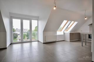 Contacteer Céline voor een afspraak, gsm 0472 35 92 86.<br />Dit lichtrijk appartement met zuid gericht balkon bestaat uit een inkomhal, toilet, leefruimte met open geïnstalleerde keuken, nachthall, badkamer en 2 slaapkamers. Balkon met mooi uitzicht!<br />Kelderberging inbegrepen.<br />Mogelijkheid tot bijhuren parkeerplaats: 30 euro/maand.<br />Gemeenschappelijke kosten: 35,2euro/maand.<br />Vrij vanaf 1 juli 2026. Interesse? Contacteer Immo Roman gsm 0472 35 92 86.