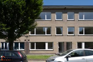 Dit instapklare gelijkvloers appartement bevindt zich op een rustige, maar uiterst centrale ligging. Het appartement werd recent gerenoveerd en beschikt over een inkomhal met vestiairekast, een apart gastentoilet, een ingerichte badkamer, een lichtrijke leefruimte en een volledig geïnstalleerde keuken. Verder zijn er twee volwaardige slaapkamers aanwezig, waarvan één directe toegang biedt tot de privatieve tuin — ideaal om in alle rust van het buitenleven te genieten.<br /><br />Dankzij de kwalitatieve afwerking, individuele nutsvoorzieningen en gunstige EPC-score vormt dit appartement zowel voor eigen bewoning als investering een uitstekende opportuniteit.<br /><br />Er bestaat bovendien de mogelijkheid om een garagebox aan te kopen aan € 25.000. De aankoop hiervan is volledig vrijblijvend en niet verplicht.<br /><br />De gemeenschappelijke kosten zijn momenteel nog niet definitief vastgelegd, maar zullen naar verwachting beperkt blijven tot enkel de kosten van de minuterie (verlichting gemeenschappelijke hal) en de blokpolis. Deze worden voorlopig geraamd op ongeveer € 20 per maand.<br /><br />Extra troeven:<br /><br />Recent gerenoveerd appartement;<br />Privatieve tuin;<br />Mogelijkheid tot aankoop garagebox;<br />Lage vermoedelijke gemeenschappelijke kosten;<br />Individuele nutsvoorzieningen;<br />Gunstig EPC;<br />Rustige en centrale ligging.<br /><br />De beschikbare documenten kan u terugvinden via de downloads op onze website.<br />Voor meer informatie kan u terecht op www.hansvastgoed.com of contact opnemen via info@hansvastgoed.com of +32 3 366 05 30.