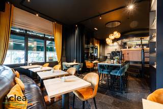 Bent u op zoek naar een unieke horecakans in het bruisende hart van Eeklo? Dan is dit uw moment! <br /><br />Een gevestigde naam op de Markt van Eeklo, wordt nu ter overname aangeboden. Deze charmante brasserie, gelegen in een historisch pand met een prachtig uitzicht op het levendige stadsplein, biedt een ongeëvenaarde combinatie van sfeer, kwaliteit en potentieel.<br /><br /><strong>Troeven:</strong><br /><br /><strong>*Uitstekende locatie</strong>: Gelegen op de Markt, de centrale ontmoetingsplaats van Eeklo, trekt deze brasserie zowel lokale bewoners als toeristen aan. De locatie biedt een constante stroom van potentiële klanten en geweldige zichtbaarheid.<br /><br /><strong>*Authentieke sfeer:</strong> Het interieur van de brasserie straalt een warme en gastvrije ambiance uit, met stijlvolle decoraties die de rijke geschiedenis van het pand eer aandoen. Dit zorgt voor een unieke eetervaring die klanten keer op keer terug doet komen.<br /><br /><strong>*Ruime zitgelegenheid:</strong> Met een ruime eetzaal en een prachtig terras biedt de brasserie voldoende zitplaatsen voor grote groepen en intieme diners. Het verwarmde terras is een populaire plek heel het jaar door, ideaal voor een gezellige lunch of een ontspannen drankje.<br /><br /><strong>*Sterke reputatie:</strong> Dankzij jaren van toegewijde service en hoge kwaliteit heeft deze zaak een uitstekende reputatie opgebouwd. Veel trouwe klanten waarderen de persoonlijke touch en de constante kwaliteit van het eten en de service.<br /><br /><strong>*Groeipotentieel</strong>: Voor de nieuwe eigenaar zijn er talloze mogelijkheden om de zaak verder te laten groeien. Denk aan uitbreidingen van het menu, het organiseren van evenementen of het benutten van de extra zaal boven voor familiefeesten of vergaderingen. De markt en de locatie bieden eindeloze mogelijkheden voor innovatie en groei.<br /><br /><strong>*Woongelegenheid: </strong>Boven de zaak is er nog een ruim duplex appartement aanwezig met 3 slaapkamers, wat de mogelijkheid geeft om te wonen boven uw zaak. <br /><br /><br /><strong>Uw Investering:</strong><br />De overname van deze gekende zaak is een uitstekende investering voor ondernemers die willen profiteren van een goedlopende zaak met een gevestigde naam. De eigenaars zijn bereid om een uitgebreide overdracht te voorzien en hun ervaring en kennis te delen om een soepele overgang te garanderen.<br />Grijp deze kans om eigenaar te worden van een bloeiende brasserie in een van de meest gewilde locaties van Eeklo. Neem vandaag nog contact met ons op voor meer informatie en om een bezichtiging te regelen.<br /><br />De vraagprijs is deze voor de overname van het handelsfonds. Een overname aandelen van de vennootschap is ook bespreekbaar. <br />