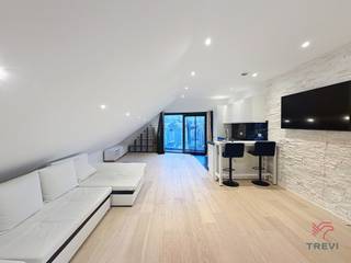 <strong>JETTE: Dicht bij het jeugdpark en alle voorzieningen, mooi appartement met 3 slaapkamers in een recent gebouw van ±103 m².</strong><br /><br /><span>Op de 3e verdieping met lift: </span><br />- Hal<br />- WC met aansluiting voor wasmachine<br />- Woonkamer ±30 m²<br />- Ingerichte keuken (oven, inductiekookplaat, afzuigkap, koelkast, diepvriezer, vaatwasser)<br />- Terras op het zuiden<br />- Slaapkamer ±21m²<br />- Doucheruimte met toilet<br />- Slaapkamer ±14m²<br />- Slaapkamer ±9m²<br /><br />Kelder nr. 10<br /><br />EPC A-<br /><br />Kosten: Voorzieningen van 120€/maand inclusief gemeenschappelijke ruimtes.<br /><br />Onmiddellijk beschikbaar