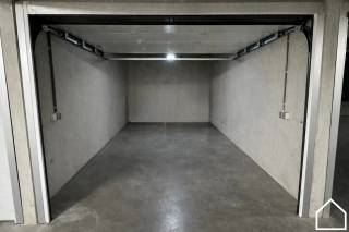 Deze ondergrondse garagebox is gelegen in Residentie Molenmeersch nabij het natuurdomein "De Verdronken Weide".De afmetingen van de garage zijn 6m op...