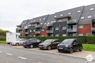 Deze gesloten garagebox bevindt zich in de residentie 'Nieuwendamme' te Nieuwpoort.<br />De garage is gemakkelijk toegankelijk.<br /><br /><u>De afmetingen zijn als volgt:</u><br />Breedte: 2,8m<br />Diepte: 5,3m<br /><br /> 