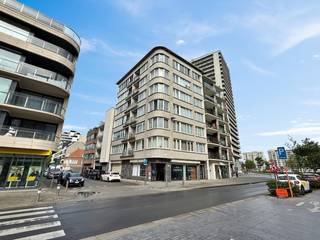 <p>Instapklaar appartement gelegen op rustige doch centrale ligging te Oostende. <br /><br />De indeling is als volgt: inkom, slaapkamer met terras, badkamer, slaapkamer 2, lichtrijke woonkamer, keuken met toegang tot het balkon. <br />Er is tevens ook een kelder aanwezig op -1. <br />Energiezuinig dankzij EPC B - 144 en de elektriciteit is conform AREI.<br /><br />Dit appartement is gelegen op de 4de verdieping van een kleinschalige goed onderhouden residentie voorzien van lift. <br />Zeer geschikt voor vaste bewoning, 2de verblijf maar ook als investering voor verhuur.<br /><br />Centrale ligging op wandelafstand van supermarkt, openbaar vervoer, winkels, horeca, etc... <br /><br />(wg,vg,gvv,gmo,gvkr, epc B - 144 uc:3622514-res-1 , p&g-score: D) </p>