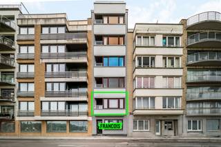 Te midden in de Belle-Epoquewijk vinden we dit appartement met fenomenaal zicht terug, pal achter de Zeedijk te Oostende. Vanuit het pand heeft u...