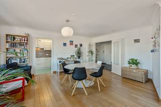 <p><span>Leuven: Volledig gerenoveerd hoekappartement met 2 slaapkamers en prachtig zicht over de stad</span></p><p><span>Dit hoekappartement werd in 2013 volledig gerenoveerd en afgewerkt met degelijke materialen. Dankzij de centrale ligging in één van de belangrijkste straten van Leuven is het appartement uitstekend bereikbaar en bevinden winkels, voorzieningen en horeca zich op wandelafstand. Een ideale woonplek voor wie houdt van de gezellige drukte van de binnenstad.</span></p><p><span>We betreden het appartement via een ruime inkomhal met plaats voor een vestiaire, die toegang biedt tot de badkamer, een apart toilet en de beide slaapkamers. De zeer ruime leefruimte met parketvloer vormt het hart van het appartement. De vele ramen zorgen hier voor een bijzonder grote lichtinval in zowel de zithoek als de eethoek, en bieden bovendien een mooi uitzicht over Leuven. Aansluitend bevindt zich de volledig ingerichte keuken, voorzien van alle nodige toestellen. Vlak naast de keuken werd een praktische bergruimte voorzien, handig voor extra opslag en wasplaats.</span></p><p><span>Het appartement beschikt over 2 ruime slaapkamers, die eveneens een prachtig uitzicht bieden over de Leuvense skyline.</span></p><p><span>Het appartement is momenteel verhuurd, wat het ook bijzonder interessant maakt als investering.</span></p><p><span>Bent u op zoek naar een lichtrijk en instapklaar appartement in hartje Leuven, om er zelf te wonen of als investering? Zoek dan niet verder en maak vandaag nog een afspraak!</span></p><p><span> </span></p>