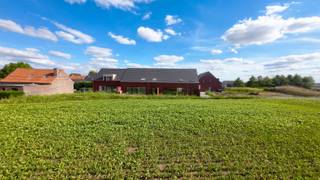 <span><span><span>Prachtig wonen in alle rust en toch dicht bij het centrum van Langemark-Poelkapelle en vlotte verbinding naar steden als Diksmuide, Ieper en Poperinge.<br />Nieuwbouwproject '<strong>De Mangelaar' </strong>is een <strong>unicum op de markt</strong>. De woningen zijn gerealiseerd door ontwikkelaar <strong>Leoliz</strong> </span></span></span><span><span><em>(Nieuwbouwontwikkelaar, die met heel wat ervaring in de bouw, zijn klanten graag persoonlijk begeleidt doorheen het bouwtraject)</em></span></span><span><span><span><span>.</span></span><br /><br /><span>In de ontwerpfase werd de nodige aandacht besteed aan <strong>het ruimtelijke gevoel </strong>in de woning en dit in combinatie met toepassing van energiezuinige technieken en duurzame materialen bekomen we zo een uniek aanbod binnen het nieuwbouwsegment. We kunnen u woningen aanbieden met maar liefst <strong>220m²</strong> aan bewoonbare oppervlakte en er is keuze uit aanbod met <strong>3 tot zelfs 5 ruime slaapkamers</strong>. Wagens krijgen plaats in een inpandige <strong>garage of een ruime carport </strong>gekoppeld aan de woning.</span><br /><br /><span>Er werd gekozen om de woningen af te werken met <strong>vloerverwarming (zowel beneden als boven)</strong>, koppeling met een warmtepomp behoort tot de mogelijkheden. Voor ventilatie werd gekozen voor <strong>systeem D</strong>, dus met warmterecuperatie. In het lastenboek merk je snel op dat de nodige aandacht is besteed om voor de afwerking van de woning te kiezen voor <strong>kwaliteit</strong>. De budgetten vooropgesteld voor badkamer, keuken en vloeren dekken ruim de noden en kunnen op heden nog volledig verder gepersonaliseerd worden. </span><br /><br /><span>Het project 'De Mangelaar' zal in verschillende fases gebouwd worden, iedere fase gekenmerkt door een eigen opleveringsdatum.<br />Op heden zijn de werken gestart voor woning 1 en 2 (koppelwoningen langs de Mangelaarstraat).</span><br /><span>Het project zal vervolgens verder gerealiseerd worden met 2 rijwoningen en 4 halfopen bebouwingen met als kers op de taart <strong>één alleenstaande villa</strong> op een perceel van maar liefst <strong>726m²</strong>.</span><br /><br /><u><strong><span>Groen wonen:</span></strong></u><br /><span>De woningen zijn allen gebouwd volgens de <strong>BEN</strong>-normering, vanuit de vergunning dient een energielabel bekomen te worden lager dan E25. Dit betekent ook dat u een <strong>korting geniet van 50% op uw onroerende voorheffing gedurende de eerste 5 jaar.</strong> In samenspraak met de bouwheer kan echter ook een volledige vrijstelling bekomen worden, mits enkele extra aanpassingen bovenop de standaard (extra zonnepanelen,…).</span><br /><br /><strong><u>Troeven van deze alleenstaande villa:</u></strong></span></span>
<ul>
<li><span><span><span><span><span><span><span><span><span><span><span><span>Woningen met 5 <strong>ruime</strong> slaapkamers (één slaapkamer op het gelijkvloers);</span></span></span></span></span></span></span></span></span></span></span></span></li>
<li><span><span><span><span><span><span><span><span><span><span><span><span>Uniek<strong> perceel van 726m²</strong> met panoramische verzichten;</span></span></span></span></span></span></span></span></span></span></span></span></li>
<li><span><span><span><span><span><span><span><span><span><span><span><span>Zolder als extra bergruimte te gebruiken;</span></span></span></span></span></span></span></span></span></span></span></span></li>
<li><span><span><span><span><span><span><span><span><span><span><span><span>Vloerverwarming (beneden en boven);</span></span></span></span></span></span></span></span></span></span></span></span></li>
<li><span><span><span><span><span><span><span><span><span><span><span><span>Ventilatiesysteem D;</span></span></span></span></span></span></span></span></span></span></span></span></li>
<li><span><span><span><span><span><span><span><span><span><span><span><span>Ruim budget voor keuken voorzien: <strong>12.500 Euro + btw;</strong></span></span></span></span></span></span></span></span></span></span></span></span></li>
<li><span><span><span>Zonnepanelen;</span></span></span></li>
<li><span><span><span>Regenwaterput (7.000 tot 10.000L);</span></span></span></li>
<li><span><span><span><span><span><span><span><span><span><span><span><span>Ruime berging gekoppeld aan carport;</span></span></span></span></span></span></span></span></span></span></span></span></li>
<li><span><span><span><span><span><span><span><span><span><span><span><strong>Avondzon in de tuin</strong>;</span></span></span></span></span></span></span></span></span></span></span></li>
<li><span><span><span>Ruime carport voor 2 wagens + plaats voor fietsen + oprit;</span></span></span></li>
<li><span><span><span>Terras en tuinafsluiting inbegrepen in prijs;</span></span></span></li>
</ul>
<span><span><span><em>Op heden vrije keuze in de materialen, afwerking op maat. De oplevering van deze nieuwbouwwoningen gebeurt in verschillende fases.</em><br /><br />Deze energiezuinige nieuwbouwwoningen zijn ook uiterst geschikt als <strong>opbrengsteigendom. </strong></span></span></span><br /><br /><span><span><strong>WENS JE EEN BROCHURE VAN DIT PROJECT TE BEKOMEN?</strong> (incl. alle verkoopplannen, lastenboek en totaalprijs), neem dan snel contact op met één van onze makelaars. Bel Diksimmo op het nummer 051 50 11 51 of mail naar diksmuide@diksimmo.be.</span></span>