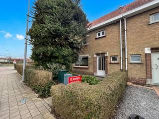 [[ DIT PAND NEEMT DEEL AAN DE ERA OPEN HUIZEN DAG OP 13/6 VAN 13:00 TOT 14:00 ]]
<br /> 
<p>Op zoek naar een woning met karakter, ruimte én toekomstmogelijkheden? Deze charmante woning uit 1954 combineert een sterke ligging met een stevige basis om volledig naar eigen smaak te vernieuwen. Gelegen op een perceel van 234 m² en met 153 m² bewoonbare oppervlakte biedt dit pand tal van kansen voor wie groot denkt.</p>

<p>Binnenin vind je een inkomhal, een gezellige woon- en eetkamer en een praktische keuken. Op de verdieping zijn er drie volwaardige slaapkamers en via een vaste trap bereik je de zolder, waar eenvoudig een extra kamer, bureau of hobbyruimte kan worden ingericht.</p>

<p>Buiten geniet je van een diepe tuin met handige achteruitweg – een absolute troef in deze omgeving.</p>

<p>Troeven?</p>

<ul><li>
	<p>Centrale ligging nabij winkels, scholen en verbindingswegen</p>
	</li><li>
	<p>Achteruitweg</p>
	</li><li>
	<p>Solide constructie met uitbreidingspotentieel</p>
	</li></ul>

<p>Een ideale opportuniteit voor gezinnen of investeerders die een woning zoeken met ruimte, mogelijkheden en een uitstekende locatie.</p>

<p>Interesse? Neem contact op voor meer info of plan meteen je bezoek in.<br /><br />Bij deze woning is er een renovatieplicht. </p>