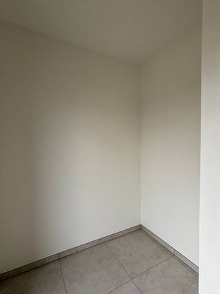 De woning 197 m² bestaat op het gelijkvloers uit een inkomhal met berging (wasplaats) en gastentoilet die uitgeeft op de garage met automatische poort. Achteraan bevindt zich de ruime woonkamer met open keuken en schuifraam naar de tuin. <br /><br />De verdieping is ingedeeld in 3 mooie slaapkamers van respectievelijk 17 m², 15 m² en 10 m², apart toilet en badkamer. <br /><br />2de verdieping:<br />Via een vaste trap komt men tot de 2de verdieping van ca. 30 m² die nog naar keuze kan ingedeeld worden of als 4de slaapkamer kan gebruikt worden.<br /><br />De woning is zeer goed gelegen, nabij het centrum van Zoersel op wandelafstand van alle winkels en openbaar vervoer.