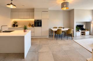<p>Recent ecologisch appartement in het hartje van Aalter, gelegen in de kleinschalige residentie Pluba. Dit prestigieuze project is ontworpen door het gerenommeerde ARKS Architecten en gebouwd door Mevaco, wat garant staat voor kwaliteit en duurzaamheid. Het appartement omvat: inkomhal, apart toilet en aparte berging, voorzien van aansluiting wasmachine en droogkast, mooie leefruimte, aansluitend met een volledig ingericht open keuken, 2 volwaardig terras. </p><p>Het beschikt over twee volwaardige slaapkamers, apart douchekamer met dubbele lavabo, wat zorgt voor optimaal comfort en privacy.<br />Dit nieuwbouw appartement is voorzien van geothermische warmtepompen en vloerverwarming, wat zorgt voor energiezuinig wonen. Daarnaast is er een kelder berging, een gezamenlijk dakterras, een fietsenstalling voorzien en autostandplaats bij te huren.</p><p>Appartement: € 975,00 per maand<br />Autostaanplaats: € 75,00 per maand. <br />Algemene kosten: € 75,00 per maand (forfait)</p><p>Beschikbaar vanaf 01 januari 2027</p>