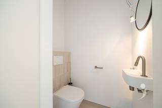 <p><span>Ruime en energiezuinige nieuwbouwwoning op een perceel van 20 are</span></p><p><span>Deze moderne nieuwbouwwoning combineert een doordachte indeling, grote leefruimte en een energiezuinige afwerking. Gelegen op een perceel van 20 are geniet u hier van rust, ruimte en een vlotte bereikbaarheid.</span></p><p><span>Via de inkomhal met gastentoilet en wastafel bereikt u een praktische bureauruimte, die eveneens kan worden ingericht als vijfde slaapkamer. De lichtrijke leefruimte omvat een ruime zithoek en eetplaats, met grote raampartijen die zorgen voor een aangenaam contact met de tuin. Aansluitend bevindt zich de open keuken, volledig uitgerust en voorzien van alle hedendaags comfort. Verder beschikt het gelijkvloers over een praktische berging met aansluiting voor wasmachine en droogkast, extra opbergmogelijkheden, een wastafel en een achterdeur naar de tuin. Verder is er ook een inpandige garage.</span></p><p><span>Op de eerste verdieping bevinden zich vier volwaardige slaapkamers, afgewerkt met een parketvloer. De master bedroom beschikt over een ensuite badkamer met douche, dubbele wastafel en een toilet. Daarnaast is er een tweede badkamer uitgerust met een ligbad, een ruime inloopdouche met regendouche en een dubbele wastafel. Op de nachthal bevinden zich nog een apart toilet en een praktische technische berging.</span></p><p><span>Buiten geniet u van een volledig aangelegde, zuidgerichte tuin met terras. Er is bovendien voldoende ruimte voor het plaatsen van een tuinhuis. De ruime oprit biedt plaats aan meerdere voertuigen en is voorbereid voor de installatie van een laadpaal.</span></p><p><span>De woning werd gebouwd met aandacht voor comfort en energiezuinigheid en is uitgerust met zonnepanelen, ventilatiesysteem type D en vloerverwarming die zowel kan verwarmen als passief koelen.</span></p><p><span>Interesse in deze ruime nieuwbouwwoning? Contacteer ons via 016 15 31 15 of info@immolivit.be voor meer informatie of een bezoek.</span></p>