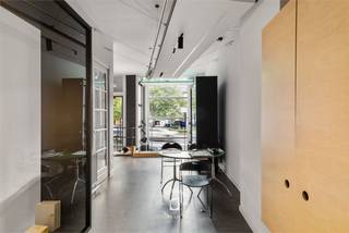 Woning, gelegen op een perceel van 250 m², nabij het stadspark. Dit is perfect voor kandidaat-kopers die zoeken naar een woning met een twist of een combinatie van wonen &amp; werken. Voorheen uitgebaat door een interieurarchitect, maar kadastraal nog steeds gekend als woning. Het is verrassend ruim (300 m²), uitstekend onderhouden en barst van de charmante details die vandaag niet meer vanzelfsprekend zijn. Deze woning is niet zomaar een huis, maar een architecturale stellingname. <br />INDELING<br />De hoge raampartijen zorgen meteen voor een sterke zichtbaarheid en een overvloed aan natuurlijk licht. De open gelijkvloerse ruimte biedt tal van mogelijkheden voor een leefruimte met keuken en zithoek, of winkel, showroom, kantoor of creatieve studio en is nu al uitgerust met een praktische kitchenette + toilet. <br />Op de 1ste verdieping is zijn er 2 ruime slaapkamers. Op de 2e verdieping is er nog een slaapkamer + badkamer. Ten slotte is er nog een zolder dewelke verder kan ingericht worden.  Verder beschikt het pand over een droge XL-kelder met rechtstreekse toegang, ideaal voor stockage. <br />LIGGING<br />De ligging is ronduit uitstekend: vlak bij enkele hotspots van Aalst zoals het stadspark, Schotte, het centrum, supermarkten, E40, openbaar vervoer…. <br />Hier liggen alle troeven letterlijk om de hoek. <br />Bovendien geniet je van een gunstig EPC-label C en centrale verwarming op AARDGAS. ELEKTRICITEIT CONFORM tot 2050. <br />