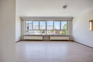 <strong>Ruim gerenoveerd appartement met 2 slaapkamers en 2 badkamers op toplocatie in Deurne.<br /><br /></strong><span></span>Een instapklaar appartement op de tweede verdieping, ideaal voor eigen bewoning of als zorgeloze investering. Dankzij de recente renovaties, waaronder vernieuwde ramen en een vernieuwd en geïsoleerd dak, geniet u hier van hedendaags wooncomfort op een centrale ligging.<br /><br /><strong>Indeling:</strong><br />Dit verzorgde appartement bevindt zich op de tweede verdieping en beschikt over een ruime en lichtrijke leefruimte met grote raampartijen die zorgen voor een aangename natuurlijke lichtinval. Via de centrale hal bereikt u de gesloten keuken, uitgerust met een kookplaat, oven, dampkap, lavabo en voldoende kastruimte. Vanuit de keuken heeft u toegang tot het gezellige terras.<br /><br />De centrale hal verbindt alle ruimtes van het appartement. Verder beschikt het appartement over twee volwaardige slaapkamers en twee badkamers. Beide badkamers zijn uitgerust met een douche, lavabo en toilet, wat zorgt voor extra comfort. Tot slot beschikt het appartement over een privatieve kelderberging.<br /><br /><strong>Bijzonderheden:<br /></strong>Ramen recent vernieuwd.<br />Dak recent vernieuwd en geïsoleerd.<br />Conforme elektriciteitskeuring.<br />EPC-label C (235 kWh/m² jaar).<br />Privatieve kelderberging inbegrepen.<br /><br /><strong>Ligging:</strong><br />Gelegen aan de Herentalsebaan in Deurne, in een levendige omgeving met tal van winkels, scholen, horecazaken en openbaar vervoer op wandelafstand. Dankzij de uitstekende verbindingen bereikt u het centrum van Antwerpen en de belangrijkste invalswegen vlot. Een centrale ligging die comfort en bereikbaarheid perfect combineert, ideaal voor zowel eigen bewoning als investering.