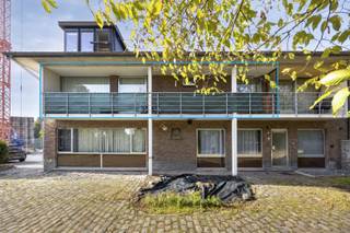 <p><span><strong>TE KOOP: Gerenoveerd appartement met 2 slaapkamers, terras en garage te Heusden!</strong></span><br /><span>Dit aangename en centraal gelegen appartement bevindt zich op de eerste verdieping van een kleinschalig appartementsgebouw aan de Brugstraat 93 bus 2 te Heusden-Zolder.</span><br /><span>Het appartement werd doorheen de jaren grondig opgefrist. Zo werden onder meer de keuken en badkamer vernieuwd en beschikt het appartement over een recente condenserende gasketel van 2024. Ook het dak van het gebouw werd vernieuwd.</span><br /><span>De volledig geïnstalleerde keuken is voorzien van kwalitatieve toestellen en sluit mooi aan op de leefruimte. Verder beschikt het appartement over twee ruime slaapkamers, een privatief zuidgericht terras, een afsluitbare kelderberging, een gemeenschappelijke tuin en een afsluitbare garage.</span><br /><span>Dankzij de centrale ligging bevinden winkels, scholen, horeca en het openbaar vervoer zich op korte afstand.</span><br /><span><strong>Ligging:</strong></span><br /><span>Het appartement is gunstig gelegen nabij het commerciële centrum van Heusden-Zolder. Verschillende winkels, scholen en horecazaken bevinden zich in de onmiddellijke omgeving.</span><br /><span>Ook het openbaar vervoer is vlot bereikbaar: er bevindt zich een bushalte op wandelafstand en het treinstation van Heusden ligt op amper 1 km.</span><br /><span><strong>Indeling:</strong></span><br /><span>Verdieping: Inkom, leefruimte met living en volledig geïnstalleerde keuken, twee slaapkamers, badkamer met douche, apart toilet en berging.</span><br /><span>Extra: Afsluitbare kelderberging, zuidelijk georiënteerd terras en een gemeenschappelijke tuin.</span><br /><span><strong>Troeven:</strong></span><br /><span>- 2 ruime slaapkamers!</span><br /><span>- Zuidgericht privatief terras!</span><br /><span>- Gunstig EPC-label B!</span><br /><span>- Condenserende gasketel van 2024!</span><br /><span>- Vernieuwd dak!</span><br /><span>- Vernieuwde keuken en badkamer!</span><br /><span>- Gemeenschappelijke tuin!</span><br /><span>- Afsluitbare kelderberging!</span><br /><span>- Afsluitbare garage!</span><br /><span><strong>Centrale ligging nabij winkels, scholen en openbaar vervoer</strong></span><br /><span><strong>EPC B met certificaatnummer 20260921-0003959046-RES-1</strong></span><br /><span><strong>G-score: A</strong></span><br /><span><strong>P-score: A</strong></span><br /><span><strong>Stedenbouwkundige info: woongebied – bouwvergunning – geen voorkooprecht </strong></span><br /><span><strong>Bron bewoonbare oppervlakte EPC</strong></span></p>