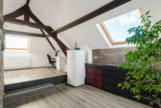 <p>In het hart van <strong>Vilvoorde</strong> vind je deze <strong>ruime, instapklare 3-gevelwoning</strong> met <strong>4 slaapkamers</strong>, <strong>onderhoudsvriendelijke tuin</strong> en <strong>garagebox</strong>. Een ideale gezinswoning met tal van mogelijkheden!</p>
<h3><strong>Indeling:</strong></h3>
<p><strong>Gelijkvloers:</strong> inkomhal met gastentoilet, <strong>ingerichte keuken</strong>, <strong>lichtrijke woonkamer</strong> en een <strong>slaapkamer</strong><br /><strong>Eerste verdieping:</strong> <strong>twee ruime slaapkamers</strong> en een <strong>badkamer</strong> met bad/douchecombinatie, dubbele lavabo en toilet<br /><strong>Tweede verdieping:</strong> volledig uitgeruste <strong>studio</strong> met <strong>open keuken en leefruimte</strong>, aparte <strong>slaapkamer</strong> en <strong>ensuite douchekamer</strong> (douche, lavabo en toilet)<br /><strong>Kelder:</strong> ingericht als <strong>bureauruimte</strong> en extra <strong>opbergruimte</strong></p>
<h3><strong>Extra troeven:</strong></h3>
<p>✅ <strong>Overdekt terras</strong> en <strong>gezellige tuin</strong><br />✅ <strong>Garagebox</strong><br />✅ <strong>Zonnepanelen</strong> voor energiezuinig wonen<br />✅ <strong>Elektriciteit conform</strong> en <strong>asbestvrij</strong></p>
<p>Kortom, een <strong>instapklare woning</strong> met <strong>ruimte en mogelijkheden</strong> op een toplocatie!</p>
<p>Interesse? Contacteer ons voor een bezoek!<br />Wenst u graag meer informatie of een bezoek? Contacteer ons via 015 68 26 08 of info@imperiavastgoed.be<br /><br /><em>Stedenbouwkundige inlichtingen in aanvraag</em></p>