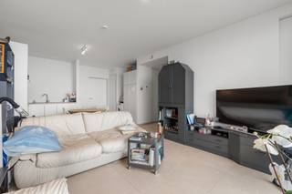 Modern nieuwbouwappartement op de tweede verdieping van residentie 't Zout in Sint-Idesbald.Inkomhal met ingemaakte vestiairekast, ruime woonkamer...