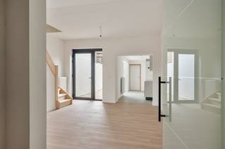 Bent u op zoek naar een energiezuinige instapklare gezinswoning of een slimme investering?<br />Dan is deze volledig gerenoveerde tussenwoning in de stadskern van Roeselare de perfecte keuze!<br />Met alle winkels en scholen op wandel- en fietsafstand biedt deze woning u het ultieme wooncomfort op een gunstige locatie.<br /><br />Bij het betreden van de woning kom je terecht in de inkomhal die meteen een gevoel van welkom uitstraalt. Aansluitend vind je de gezellige zithoek en de lichtrijke leefruimte, waar grote raampartijen zorgen voor een aangename connectie met de tuin.<br />Onder de trap bevindt zich een praktische wasplaats, handig weggewerkt maar makkelijk bereikbaar.<br /><br />De volledig vernieuwde keuken is een echte blikvanger: modern ingericht, voorzien van alle comfort en badend in natuurlijk licht — de perfecte plek voor gezellige kookmomenten en culinaire experimenten.<br />Op het gelijkvloers bevindt zich ook een ruime badkamer met toilet, inloopdouche en enkele wastafel, stijlvol afgewerkt en praktisch ingedeeld.<br /><br />Buiten kan je heerlijk genieten op het gezellige terras in grindsteentjes, omringd door een zonnige tuin met nieuwe grasmatten en achteraan een handig berghok. Hier geniet je van rust, privacy en een onderhoudsvriendelijke buitenruimte — ideaal voor wie houdt van ontspanning in eigen tuin.<br /><br />Op de eerste verdieping treft u een nachthal en 2 volwaardige slaapkamers. Via een vaste trap komt u op de tweede verdieping, waar de derde slaapkamer werd ingericht — ideaal als kinderkamer, hobbyruimte of bureau<br /><br /><strong>Deze energiezuinige woning heeft een EPC van slechts 113 kWh/m², wat resulteert in lage energiekosten.<br />Mits het plaatsen van 6 zonnepanelen van 350 Wp kan deze woning in het bezit komen van een A-Label.</strong><br /><br />Met een bewoonbare oppervlakte van 118 m² combineert deze woning comfort met efficiëntie.<br />Kortom, deze volledig gerenoveerde tussenwoning in het centrum van Roeselare is een betaalbare gezinswoning en/of investeringseigendom met een uitstekende ligging. Mis deze unieke kans niet én ontdek dit pand rechtstreeks van de eigenaar.<br /><br />EPC 113 kWh/m2 (B-Label) UC3711405<br /><br />+ Volledig gerenoveerd met aandacht voor duurzaamheid<br />+ Centrumgerichte ligging<br />+ Kwalitatieve materialen<br />+ Energiezuinig <br />+ Betaalbare gezinswoning<br /><br />KOOP DEZE TOPPER RECHTSTREEKS VAN DE EIGENAARS!<br /><br />0488/28.69.46 - ikiplan@proton.me<br /><br />DEZE WONING WORDT VERKOCHT ZONDER VASTGOEDMAKELAAR!<br /><br />Ook beslist om uw eigendom te verkopen? Bespaar de makelaar dankzij de reeds bewezen succesformule van home2sell.